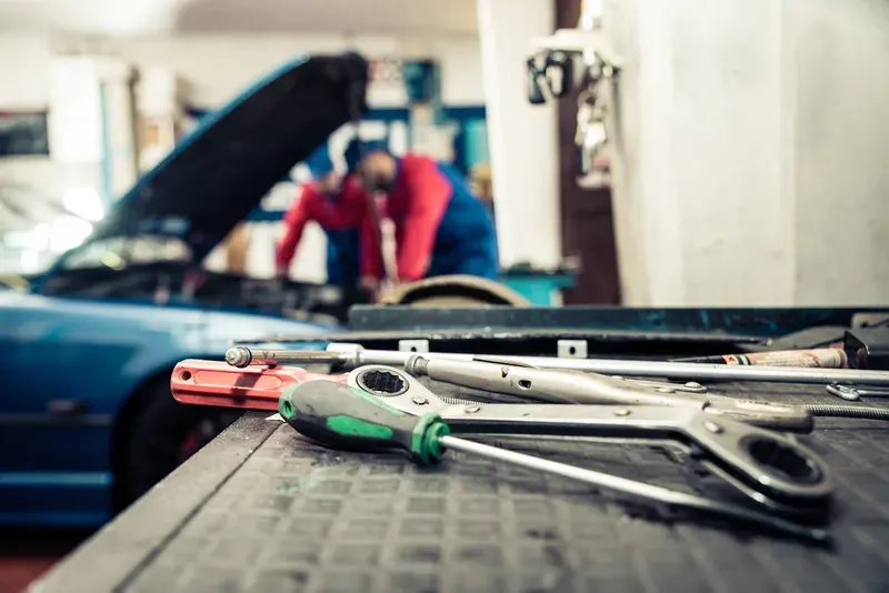 Scule de service auto pe bancul de lucru intr-un atelier din Baia Mare